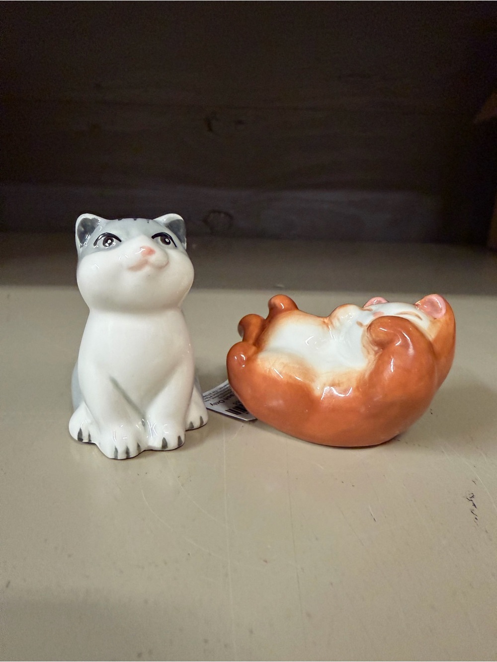 Cracker Barrel White and Orange Ceramic Cat Salt and Pepper Shakers
